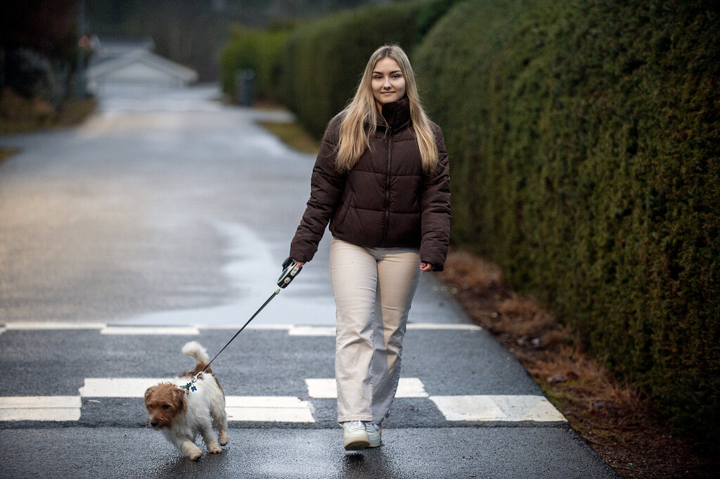 Bildet viser Maren Hammer som går tur med hund.