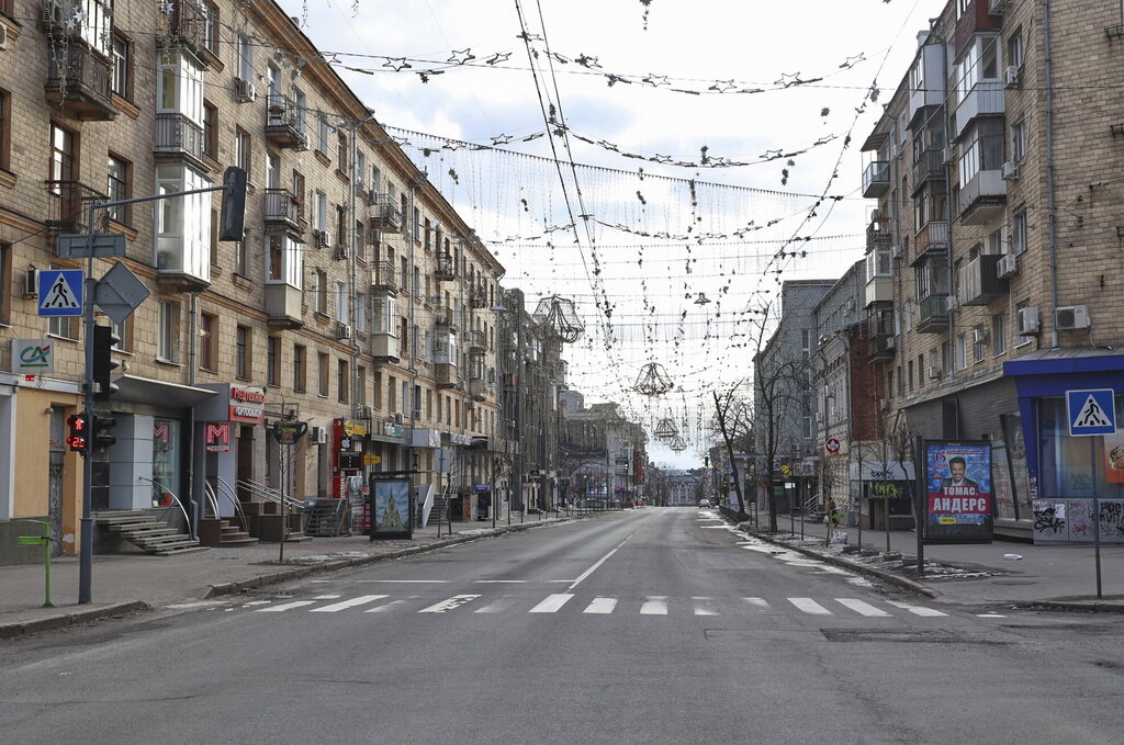 Bildet viser en tom gate i Kharkiv.