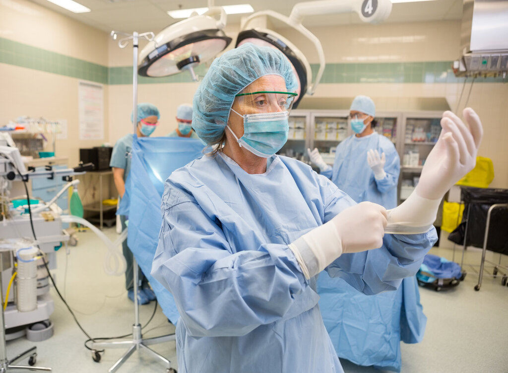 Bildet viser en operasjonssykepleier på operasjonsstuen
