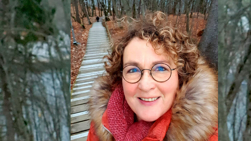 Bildet viser en smilende Christiane Wullner ute på tur. Hun tar en selfie på toppen av en trapp.