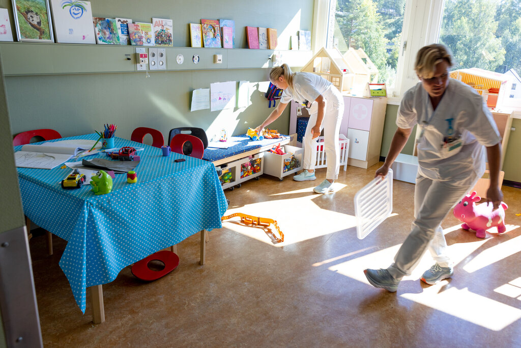 Bildet viser Marta Eik og Hilde Torseth som rydder på lekerommet.
