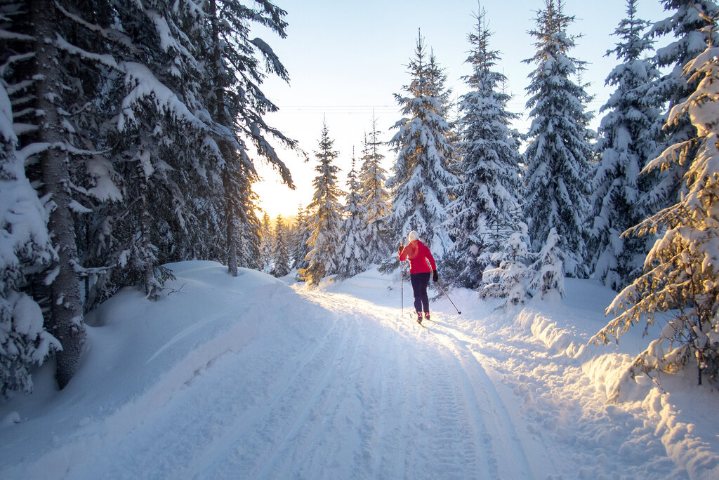 Kvinne går på ski.