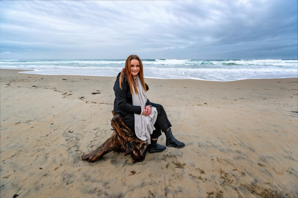 Sykepleier Wenche Wiik på stranden