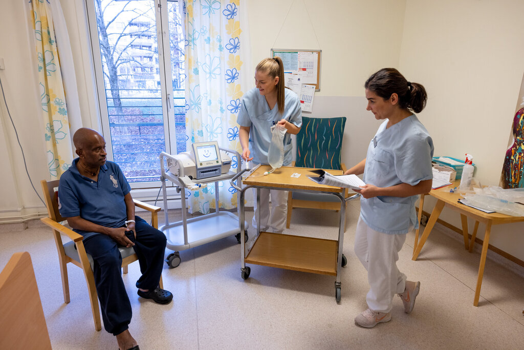bildet viser pasient og to studenter