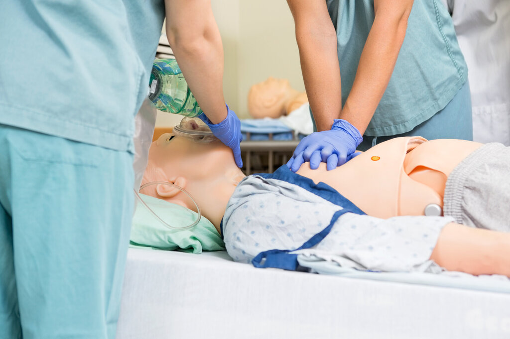 Bildet viser helsepersonell som simulererer hjerte–lunge-redning på en dukke