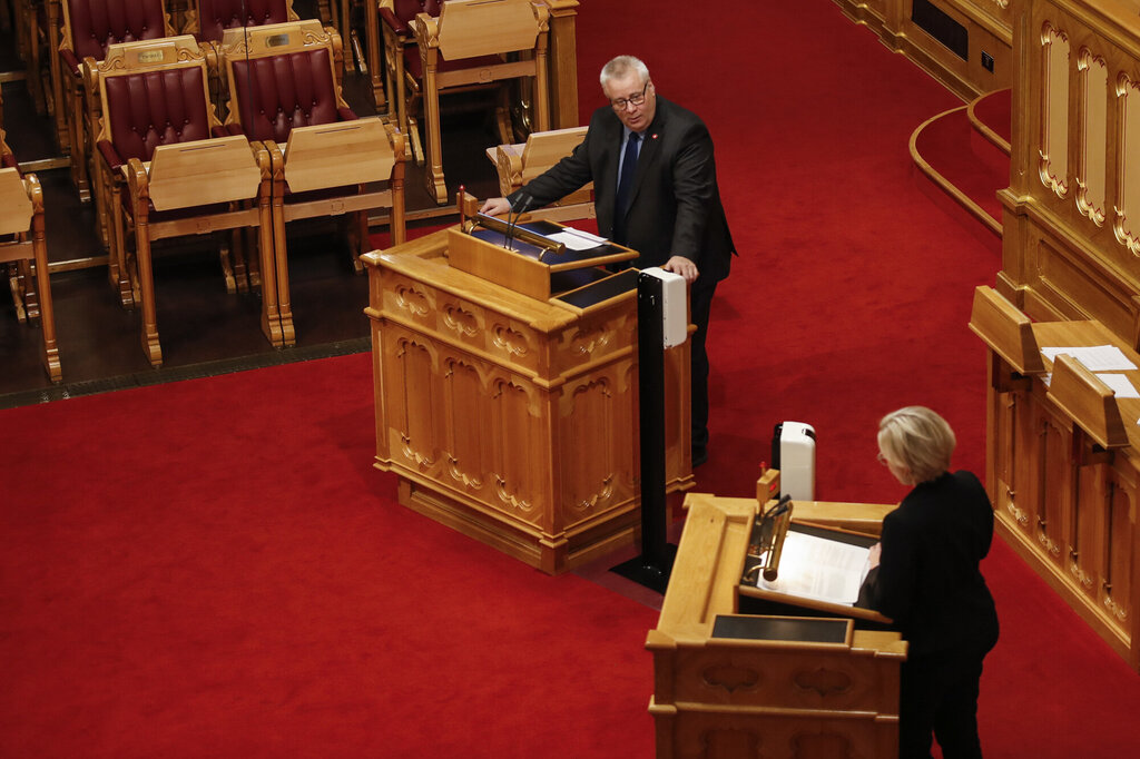 Bildet viser Bård Hoksrud og Ingvild Kjerkol på Stortinget.