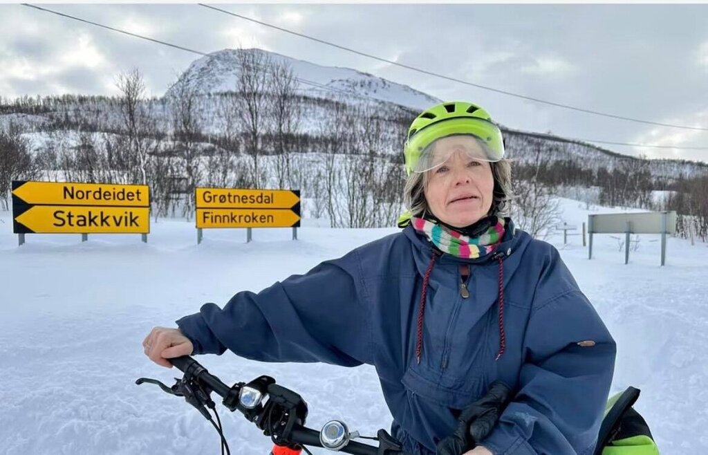 Bildet viser Torill Schneider Aarøen med sykkel på vei til jobb