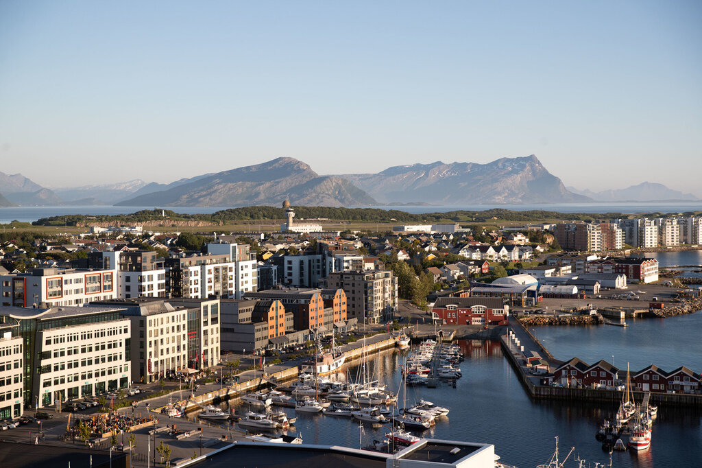 Bildet viser utsikten over havna og Bodø sentrum fra Scandic Havet