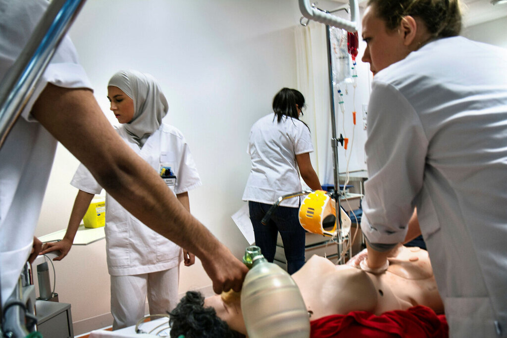 Bildet viser sykepleierstudenter som øver på simulering