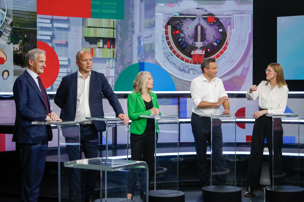 Partiledere klare for debatt i TV 2 sine lokaler i Media City Bergen. F.v. Jonas Gahr Støre (Ap), Trygve Slagsvold Vedum (Sp) , Kirsti Bergstø (SV) , Arild Hermstad (MDG) og Marie Sneve Martinussen (R). 