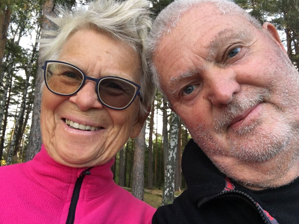 Bildet viser Leif Alnes og hans kone Anemarie Kragh Alnes som er rammet av demens. Bildet er fra i sommer, og her er de på tur i skogen på Jeløya.