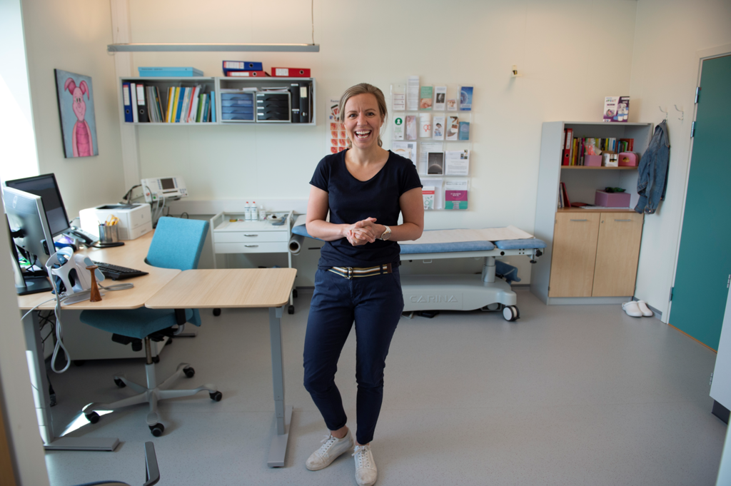 Bildet viser helsesykepleier Ingrid Sønnei Bjønnes på jobb