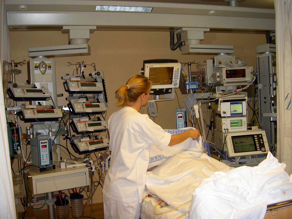 Bildet viser en sykepleier på en intensivavdeling