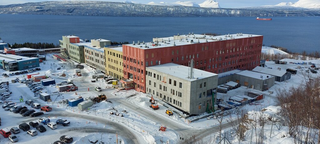 Bildet viser det nye sykehuset i Narvik slik det fremsto nybygget i mars 2023
