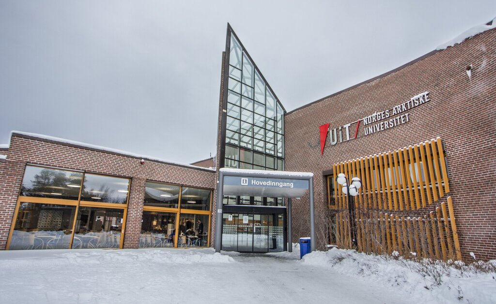 Universitetet i Tromsø, campus Alta, er et relativt nytt bygg med plass til 50 sykepleierstudenter for hvert kull, selv om de kun har godkjennelse for 30 studenter.