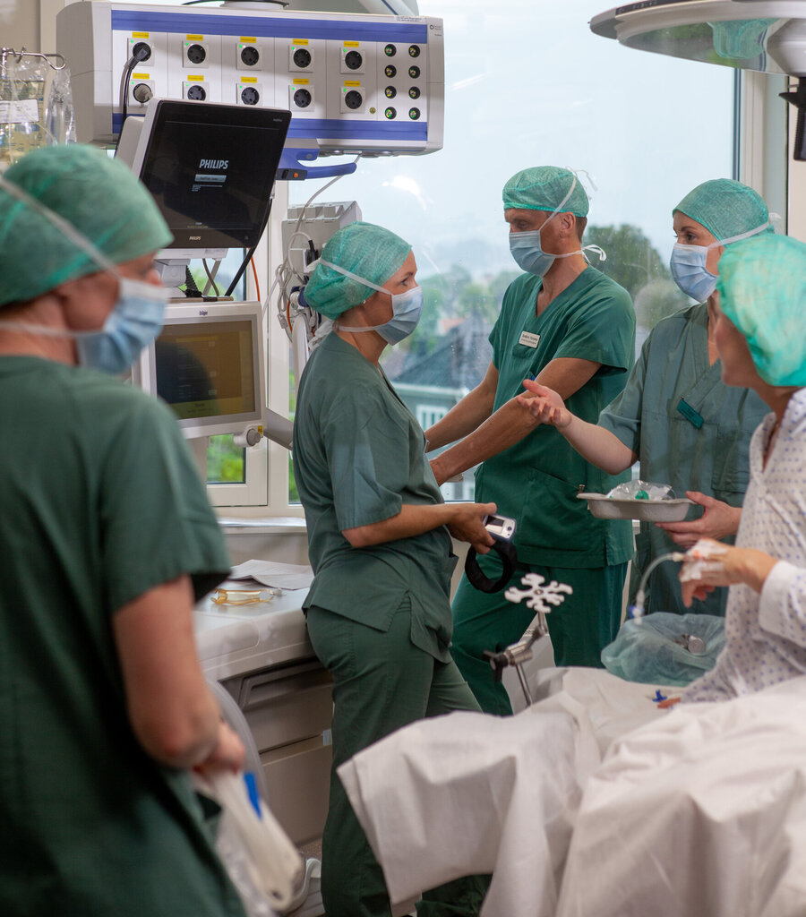 Bilde viser helsepersonell inne på operasjonsstuen 