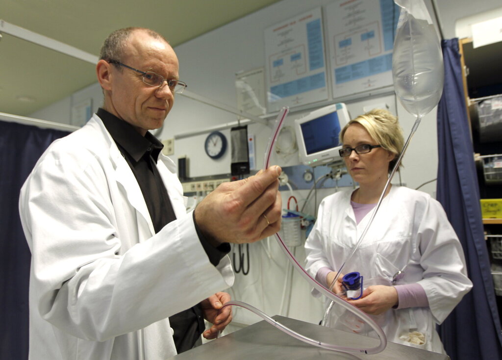 Bildet viser Lege Ola Jøsendal tv og intensivsykepleier Anette Tvedt ved akuttmotaket ved Haukeland