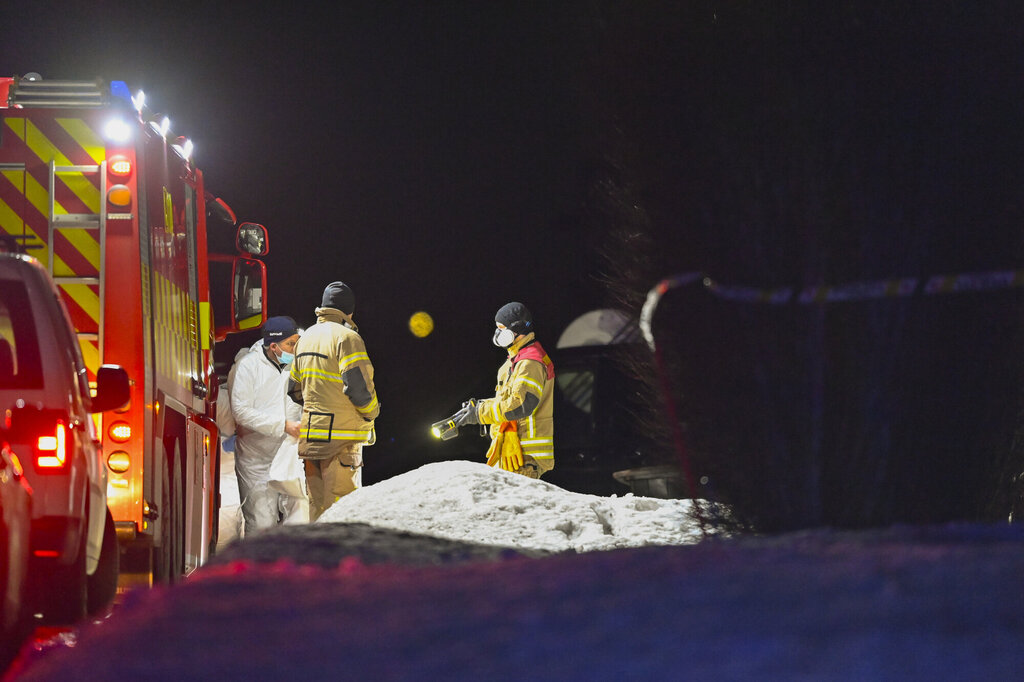 Politiet har åpnet drapsetterforskning etter at fire personer ble funnet døde i et bolighus i Skogbygda i Nes på Romerike tirsdag