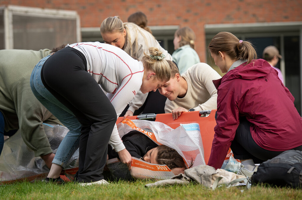 Bildet viser en gruppe studenter under en førstehjelpsøvelse