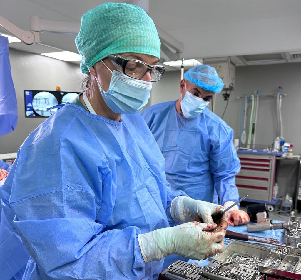 Bildet viser Alice Skår med instrumenter på operasjonsstuen.