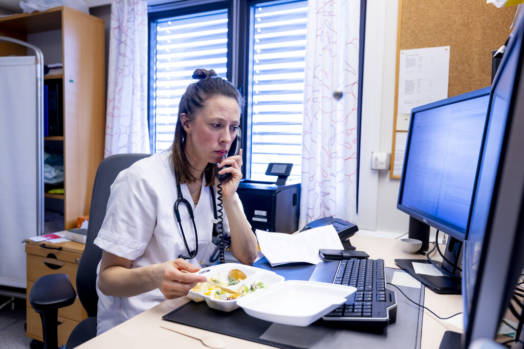 Bildet viser Randi Anette Ejme som spiser foran datamaskinen.
