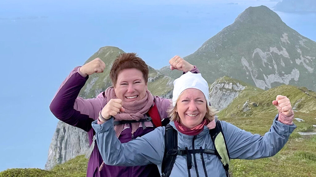 Bildet viser Berit Liland sammen med søsteren Tonje Liland på fjelltur