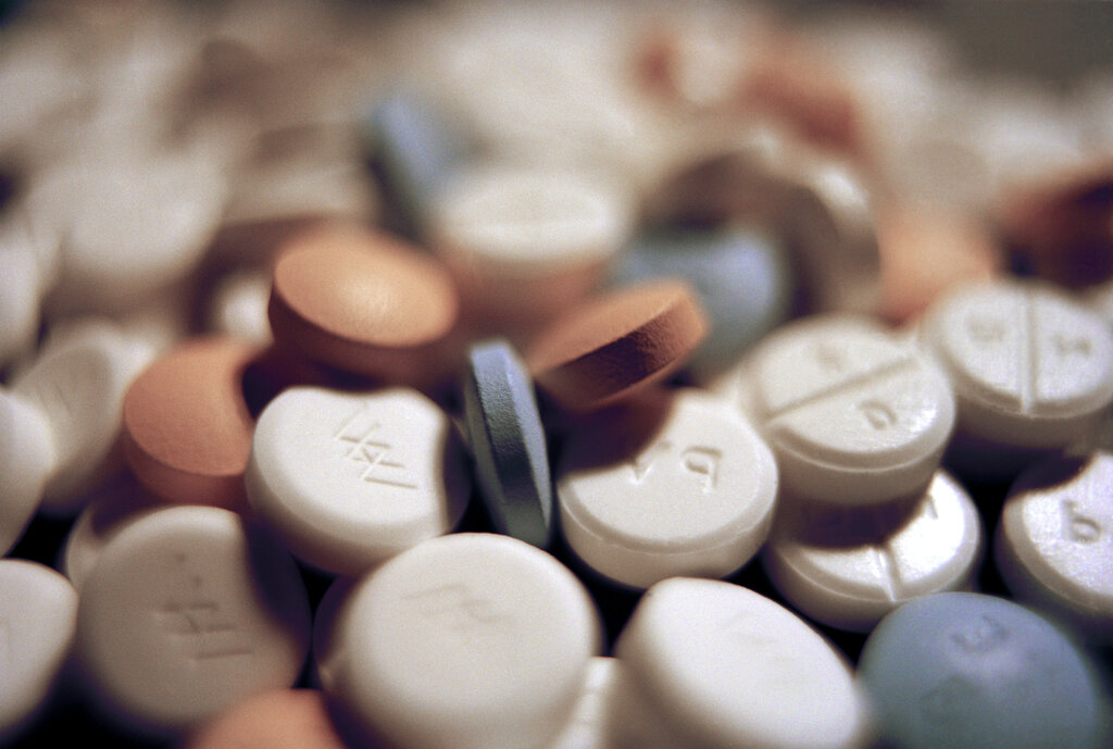 Bildet viser tabletter i ulike farger.