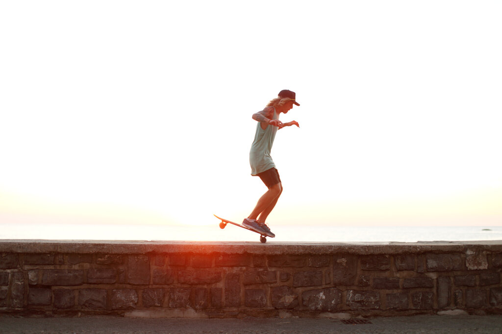 Bildet viser en ung mann på skateboard