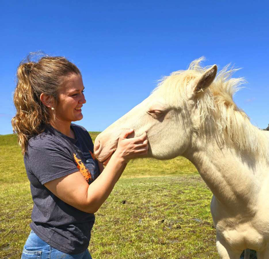 Bildet viser Pernille Moe sammen med en hest