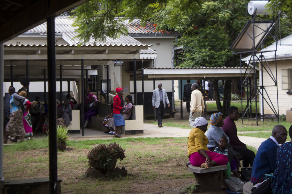 Bildet viser venteområdet utenfor Karanda sykehus, Zimbabwe
