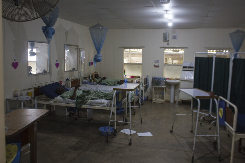 Bildet viser pasienter på manneavdelingen på Karanda sykehus, Zimbabwe