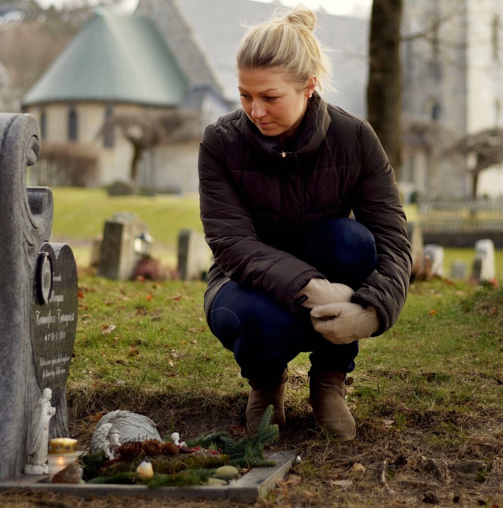 Bildet viser Helene Tønnefoss-Tærnqvist foran graven til sønnen Morgan.