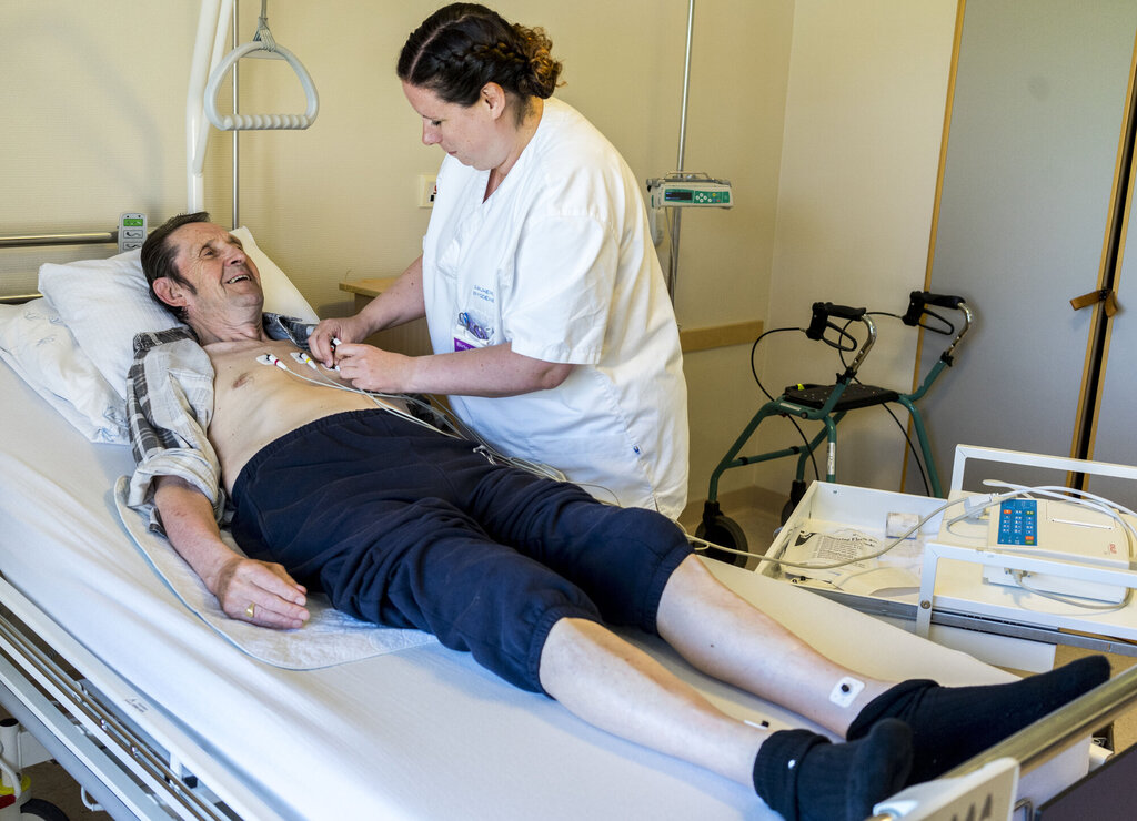 Bildet viser Birte Marten Oswald som tar EKG på pasient