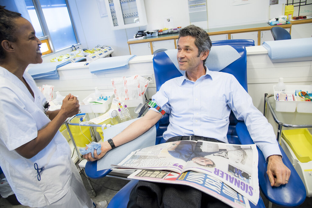 Bildet viser Christian Clemm som gir blod og bioingeniør Messeret Abeje Worku.