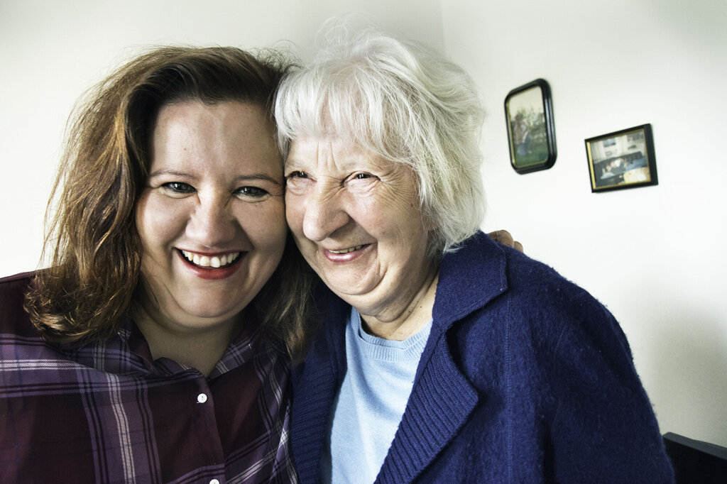  Inger Solbakk har full jobb, men bruker mye tid sammen med mor Solbjørg (74), som er dement.