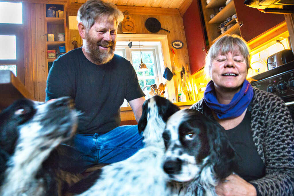 Astrid Rønsen med mannen Jan Tore og deres tre hunder.