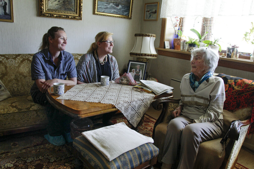Bildet viser samtale med Marte Mauseth, Therese Skogsberg og Marit Berntzen