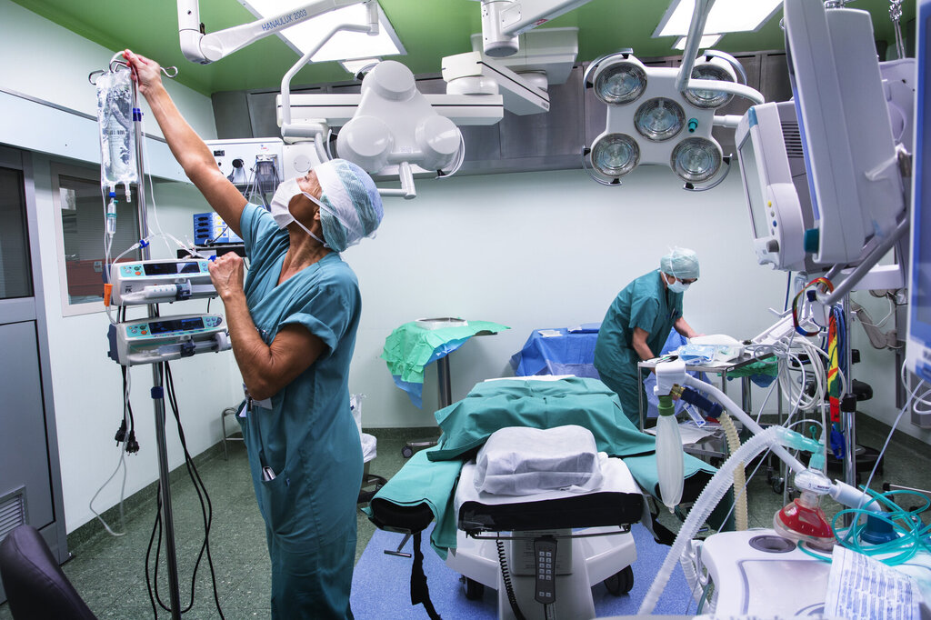 Anestesisykepleier Brigitte Schmidt på operasjonsstuen