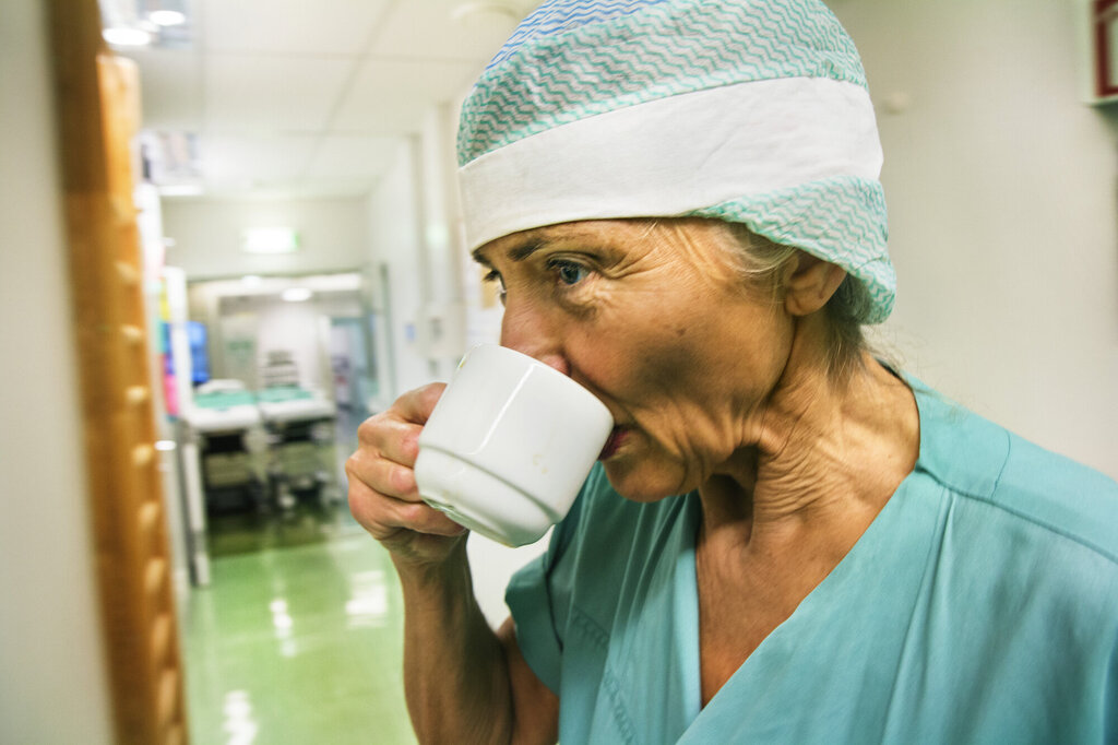 Brigitte Schmidt, anestesisykepleier, drikker kaffe