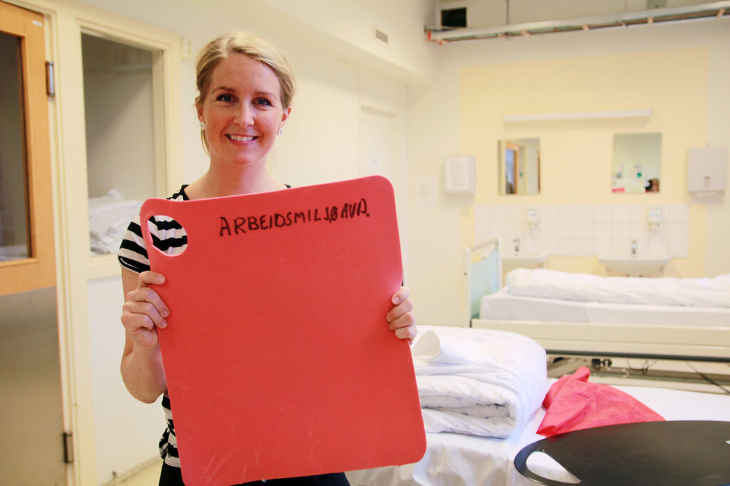 Bildet viser bedriftsfysioterapeut Anne Aschehoug Loftu som viser frem en antisklimatte.