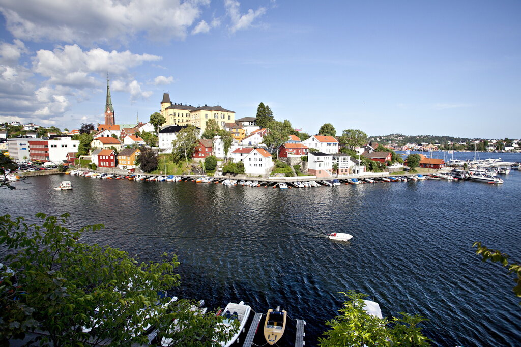 Oversiktsbilde av Arendal sentrum en fin sommerdag