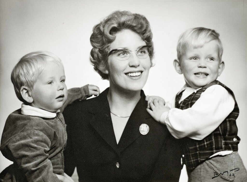 Bildet viser Hanna Marie Gram Dæhlen sammen med to av guttene sine.