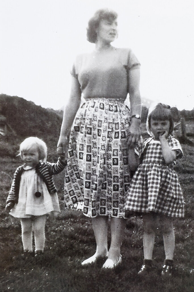 Bildet viser Johanne Richardsen med sine to døtre i flotte kjoler.