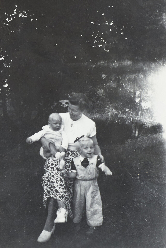 Bildet viser Agnes Gustavson som ung med et barn på fanget og det andre stående.