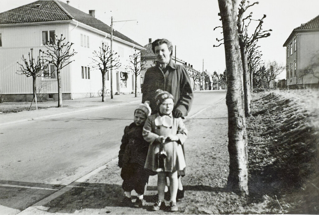 Bildet viser Agnes Gustavson som ung med barna foran seg.