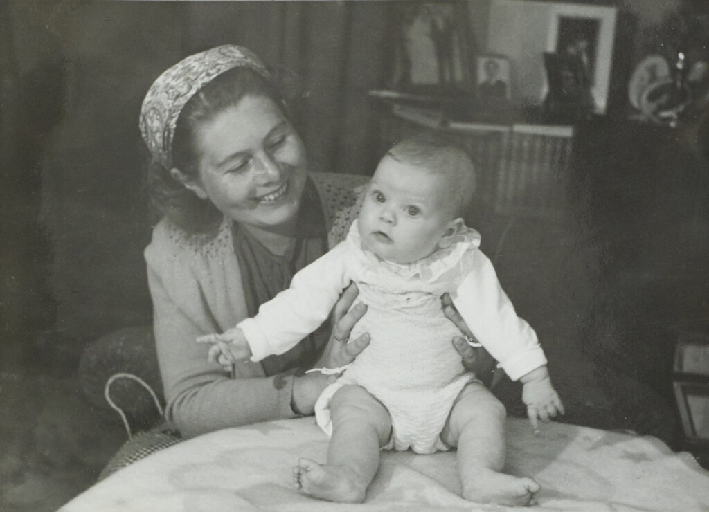 Bildet viser en ung Gerd Husum som holder datteren.