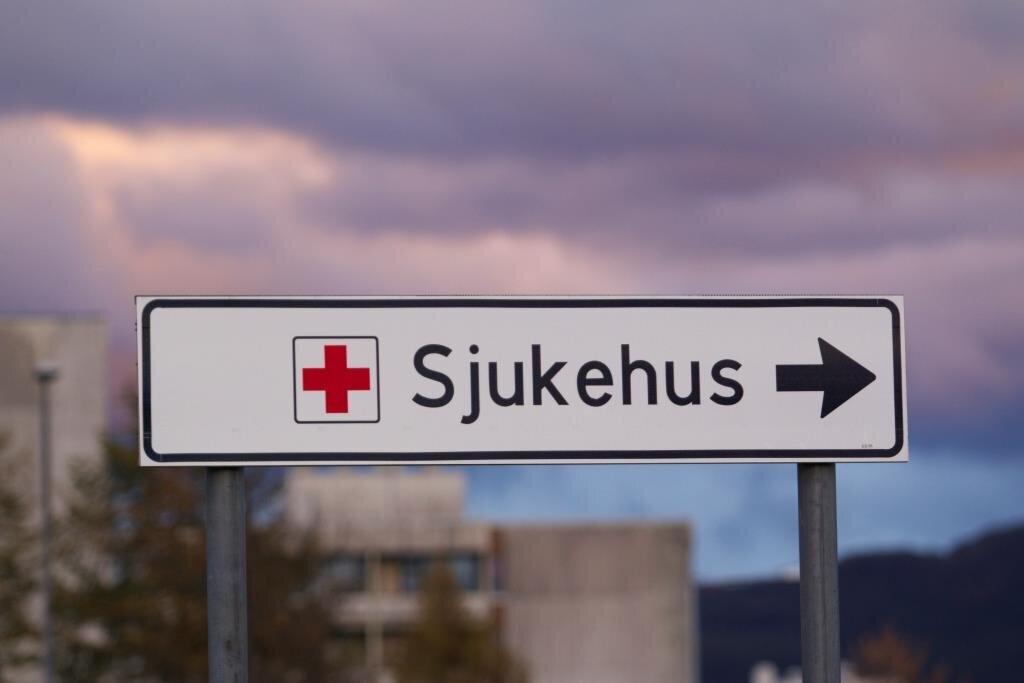 Bildet viser et veiskilt merket «Sjukehus».