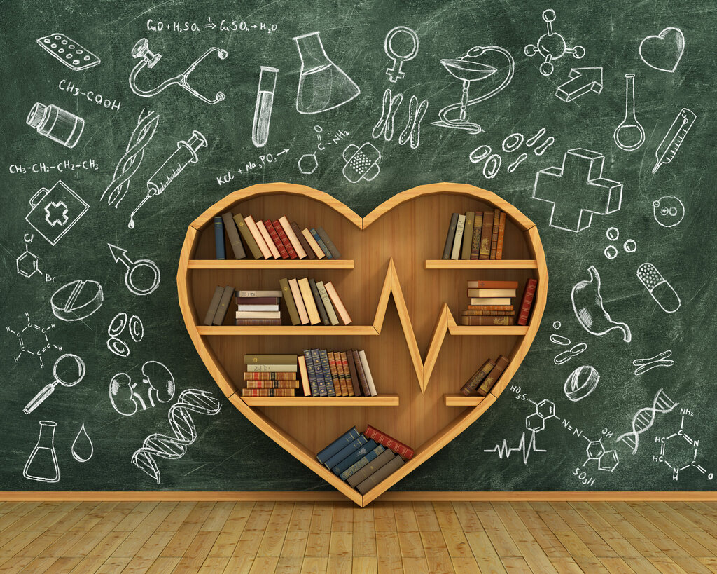 Bildet viser en bokhylle av tre formet som et hjerte og fylt av bøker. Den står foran en tavle full av medisinske symboler som stetoskop, reagensrør, forstørrelsesglass, piller m.m.