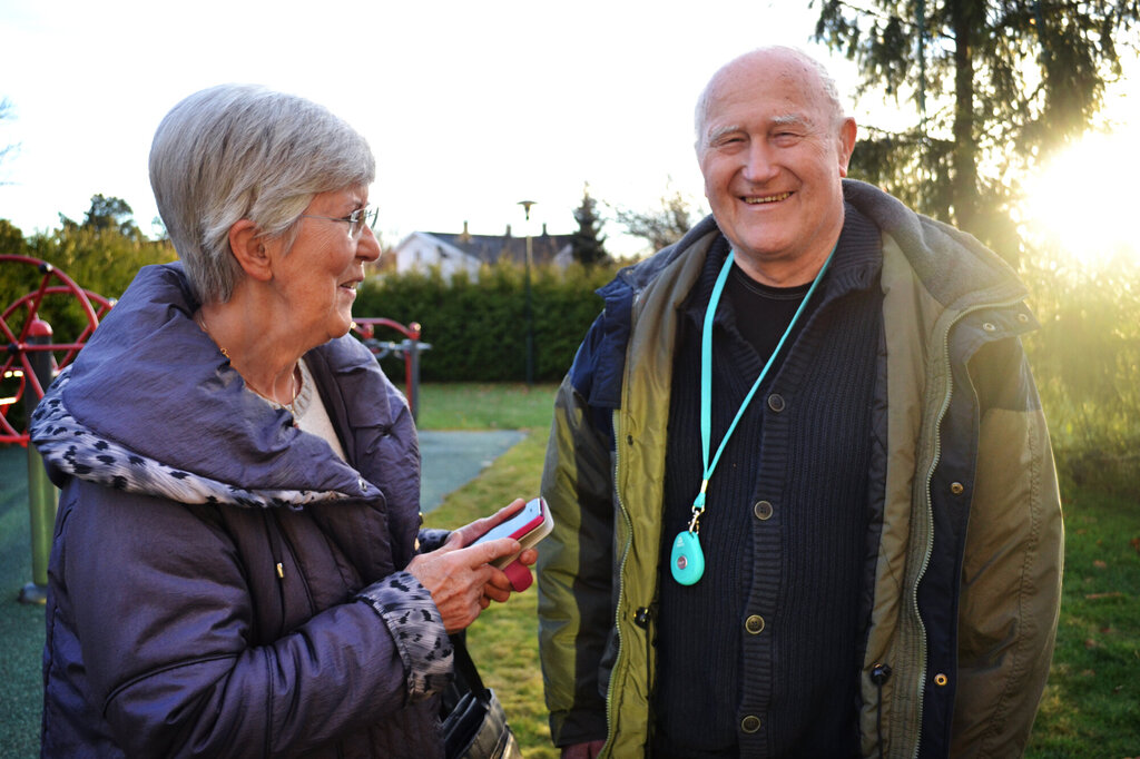 Hans Jakob og kona Ragnhild Fønstelien står ute i sola.