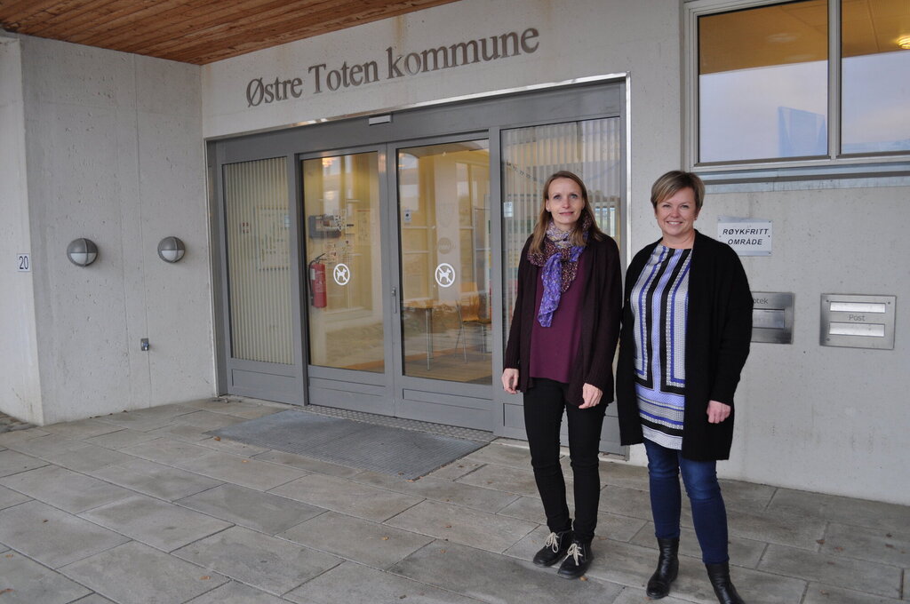 Guri Bråthen og Lene Melbye foran Østre Totens rådhus, som nå er Bråthens nye arbeidsplass